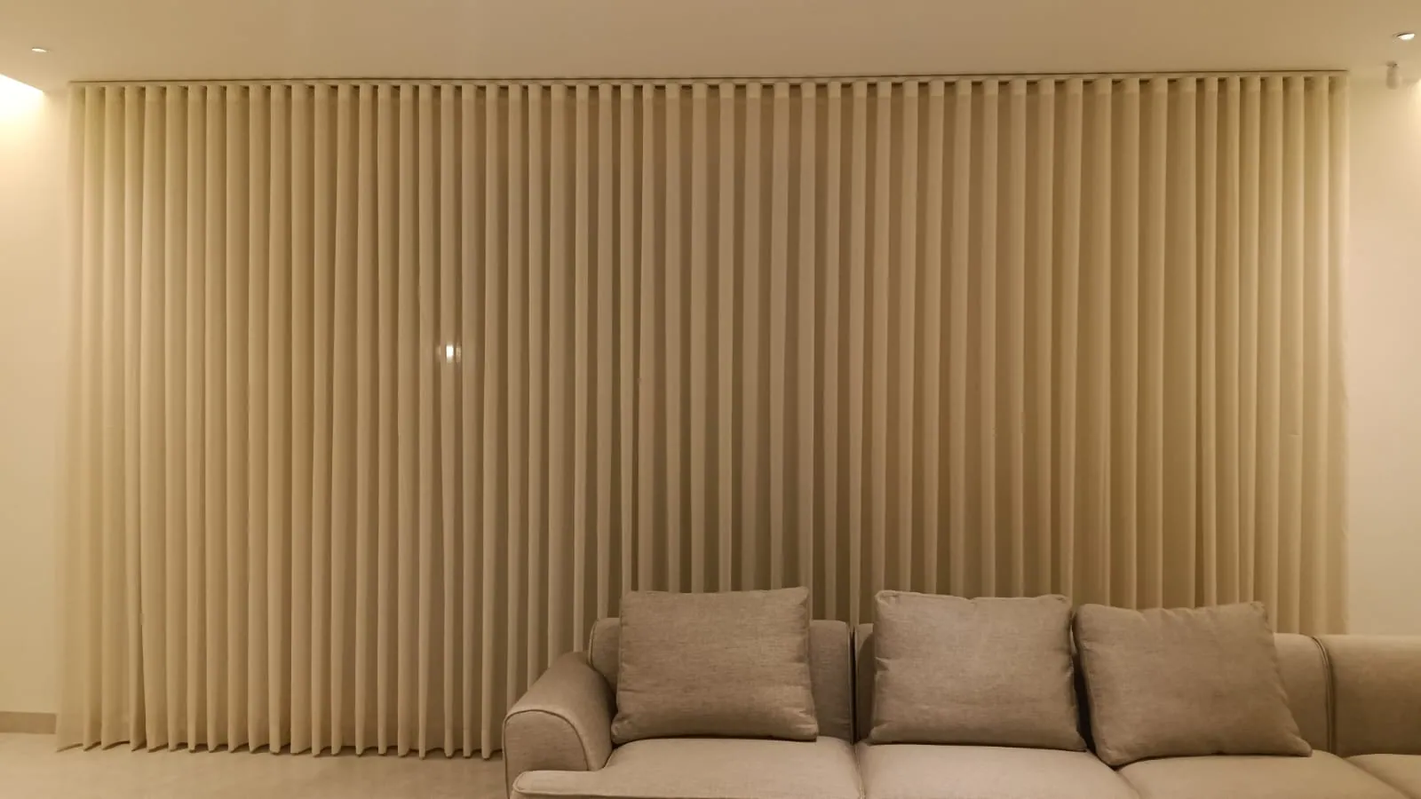 Wave curtain wall behind a beige sofa in a Dammam lounge