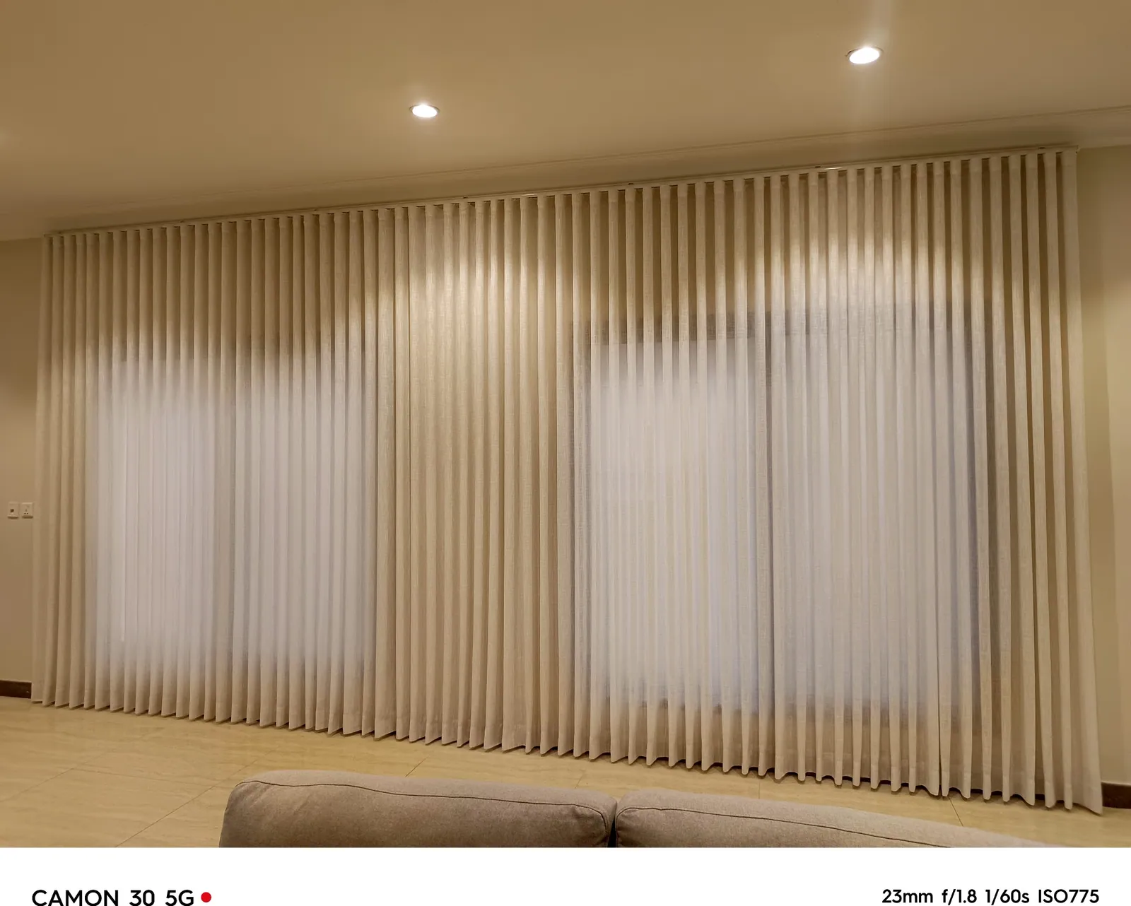 Full wall of wave curtains in a Dammam villa hall by Deckarton